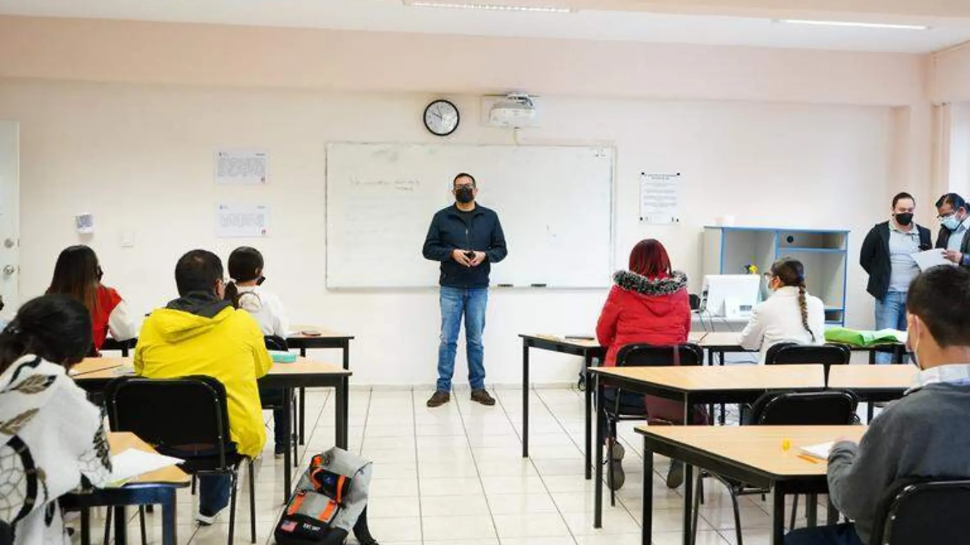 Estudiantes de la UJED en salón de clases